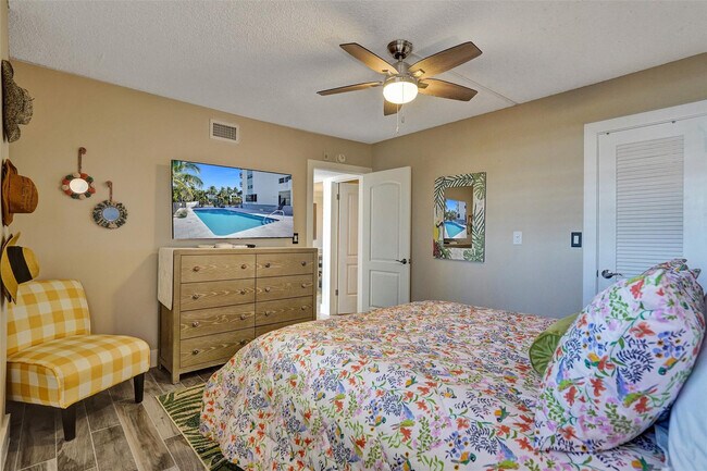 Building Photo - 3051 NE 48th St