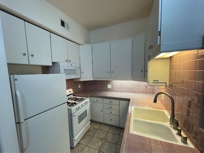 Building Photo - 15455 Sherman Way