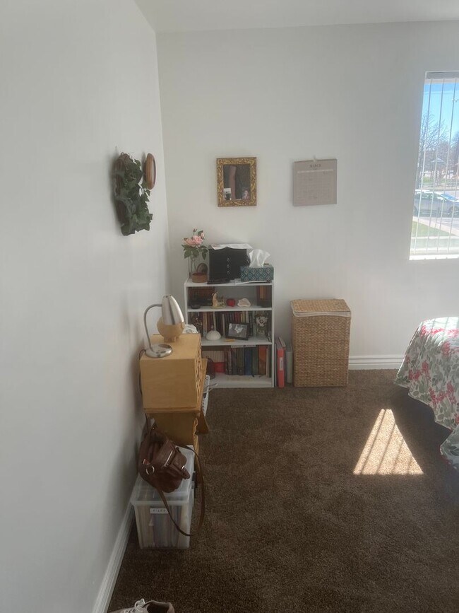 Building Photo - 2 bed/1 bath - Available for immediate one...
