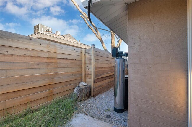 Building Photo - 2008 Franklin Ave