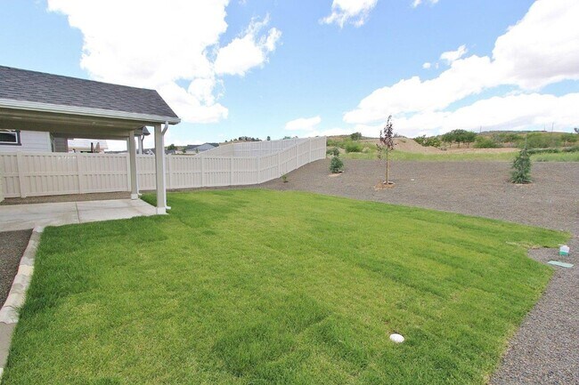Building Photo - Immaculate Single-Level Home in a Quiet Ne...