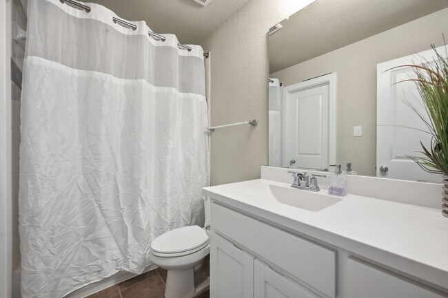 Building Photo - Luxury 5 bed 7 bath two story in Rockwall with grand double doors, soaring 19 foot ceilings, chef...