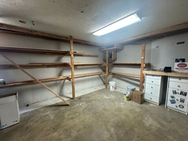 Building Photo - Beautifully Refreshed Home on Several Acre...