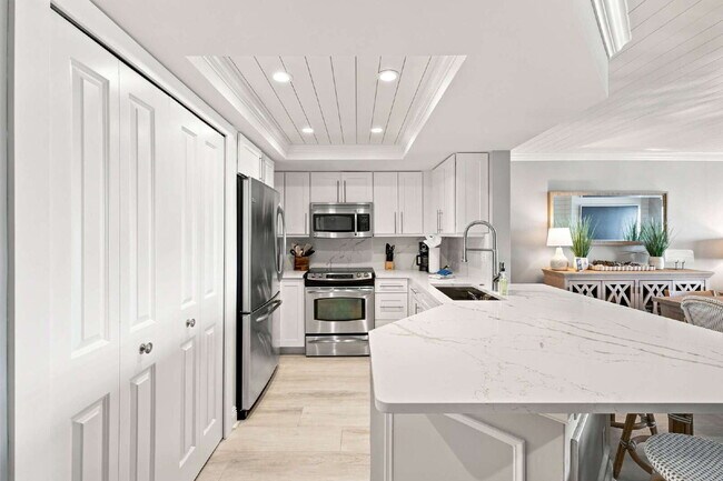 Building Photo - Chateau Vanderbilt 3 bedroom condo with water views.