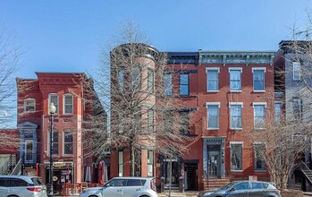 Building Photo - Two Bedroom Fully Updated Unit in Logan Ci...