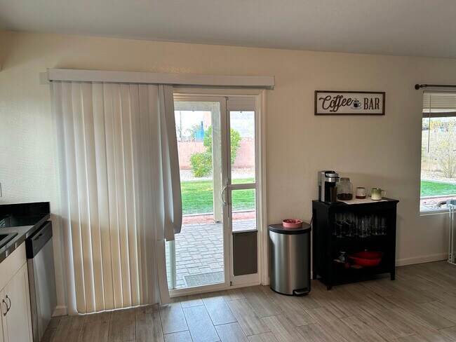 Building Photo - 654 W Gable Ave