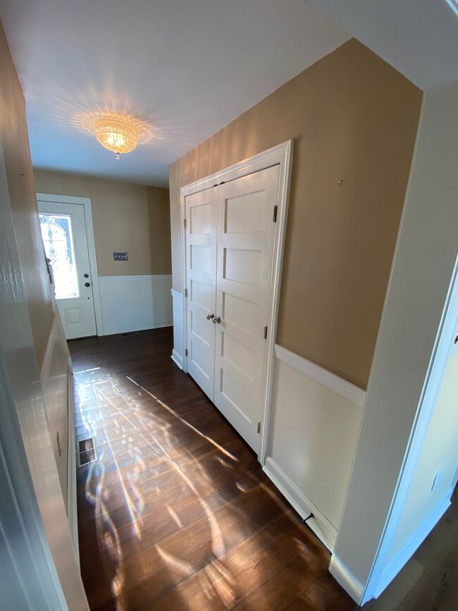 Building Photo - Stunning 3 Bedroom Home with Barn and Over 3 Acres!