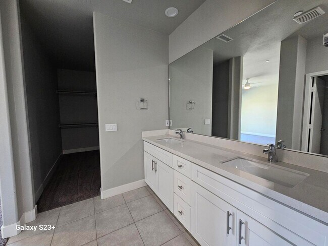 Building Photo - CHARMING NEWER CONTEMPORARY 3 BED/2 BATH AVAILABLE NOW