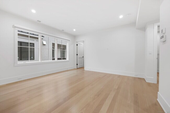 Building Photo - 191 Field Point Rd