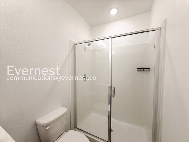 Building Photo - 4-Bed/3-Bath Home/Voucher Accepted/Available Now!