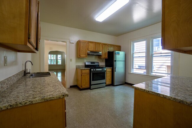 Building Photo - Spacious 4 Bedroom Apartment - 6/1/26