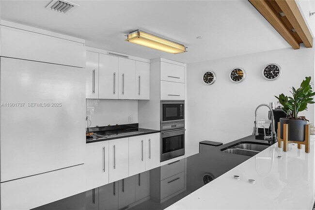 Building Photo - 465 Brickell Ave