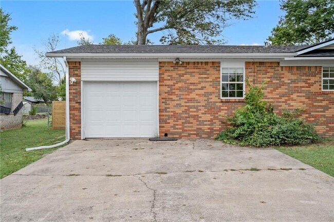 Building Photo - 701 NW Ford Ln