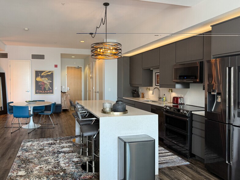 Building Photo - 350 W Ash St