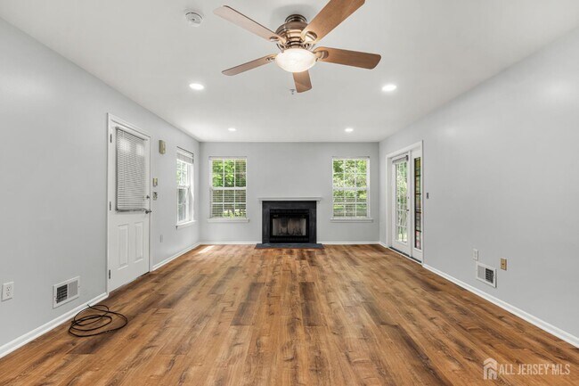 Building Photo - 230 Vasser Dr