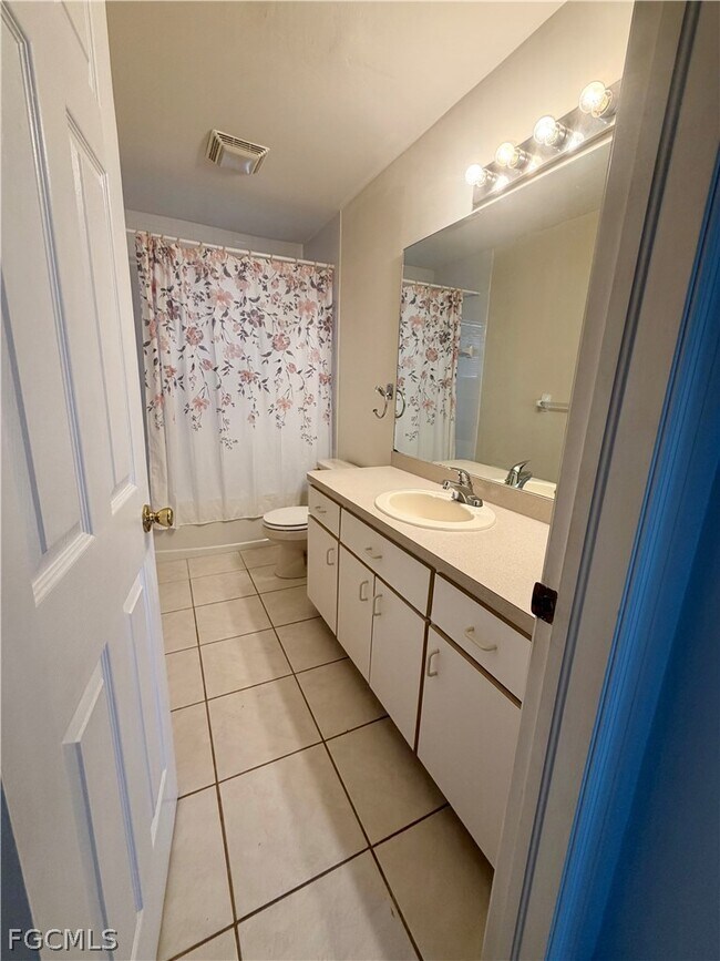 Building Photo - 4620 SW 13th Ave