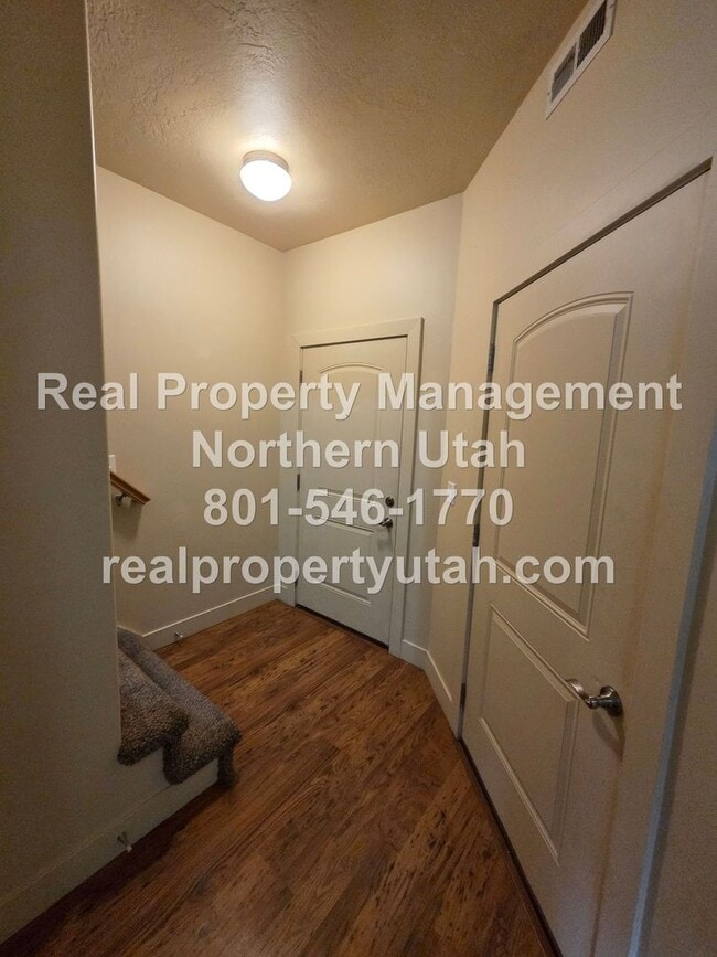 Building Photo - 3 Bedroom 2 Bath Townhome in West Haven Available Now!