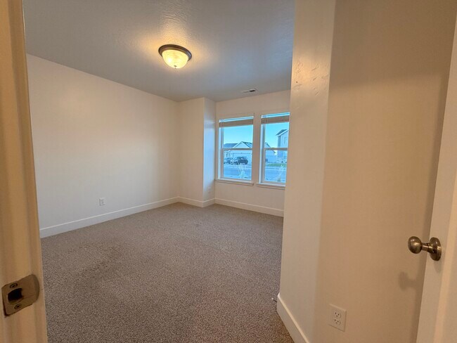 Building Photo - HC 528 C