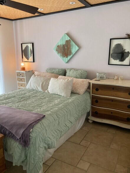 Bedroom w/Queen bed - 4302 5th Ave