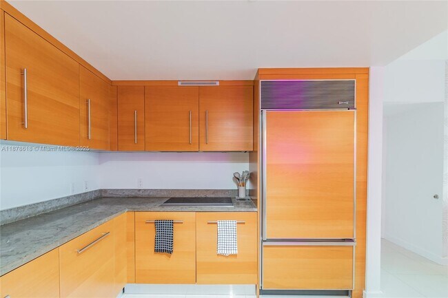 Building Photo - 485 Brickell Ave