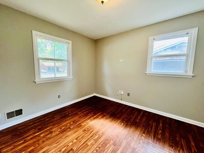 Building Photo - **COMING SOON** Updated 3BR Ranch in Shively Section 8 Accepted