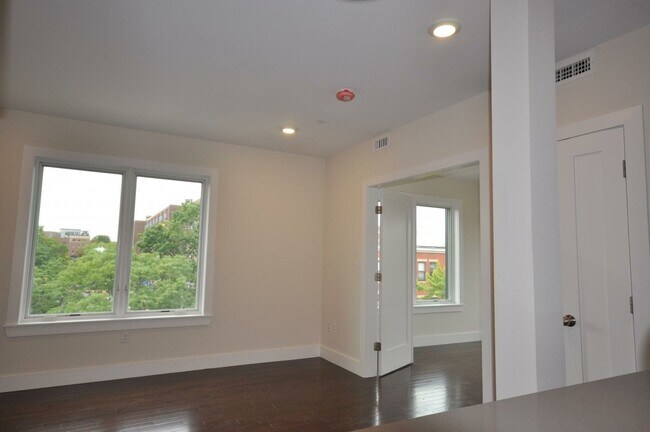 Building Photo - NIce 2 bed on Mass ave