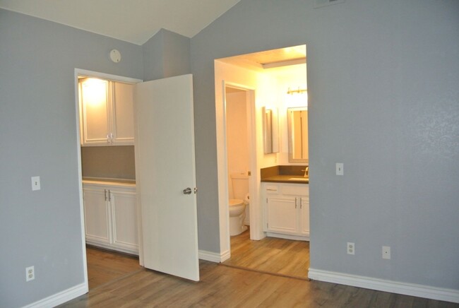 Building Photo - 2Bed/2.5Bath Townhome in the Charlemont Co...