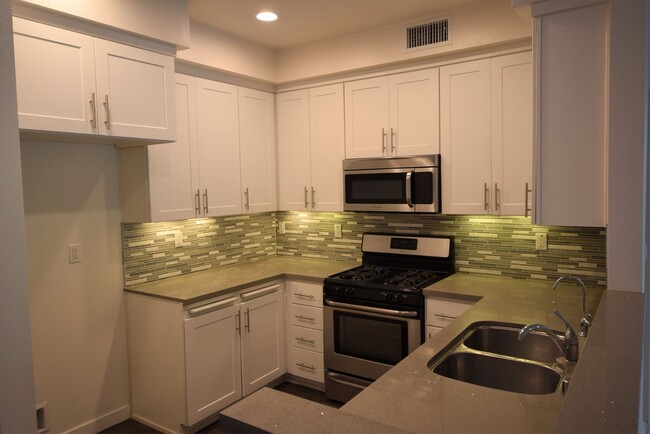 Building Photo - 7851 Ventura Canyon Ave