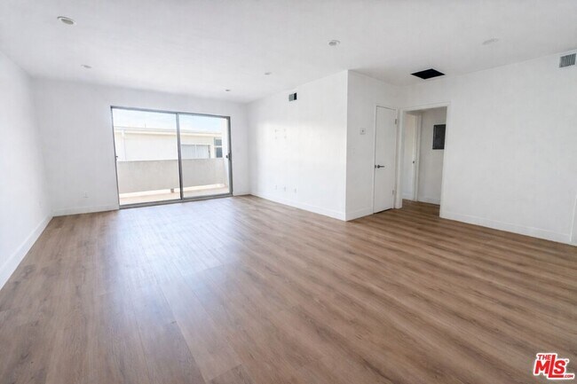 Building Photo - 605 San Vicente Blvd