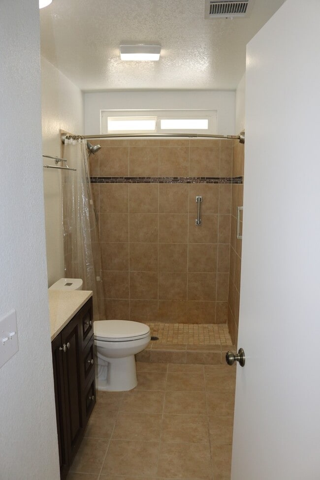 Building Photo - 4 bedrooms House for rent