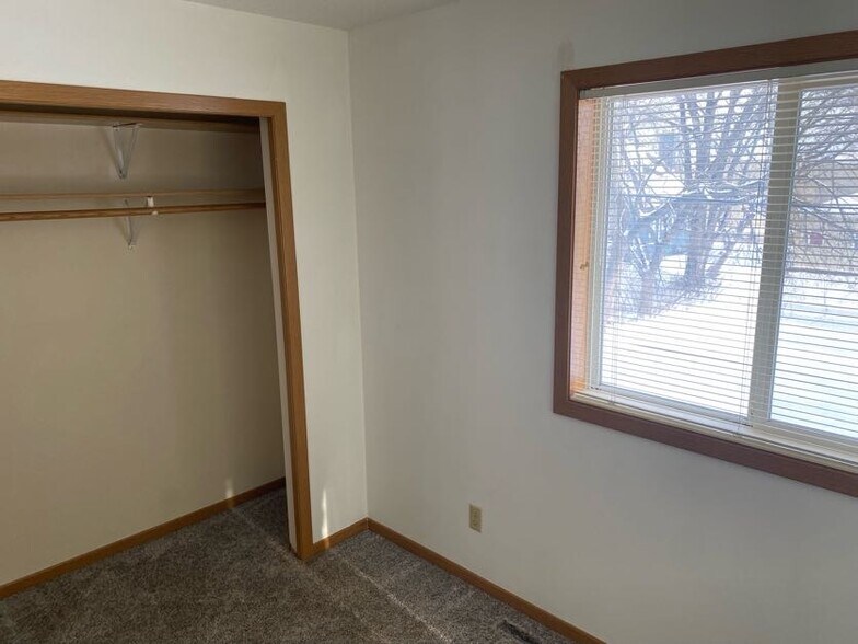 Building Photo - 106 5th Ave S