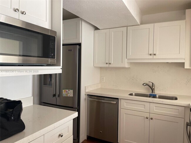 Building Photo - 9401 Evergreen Pl