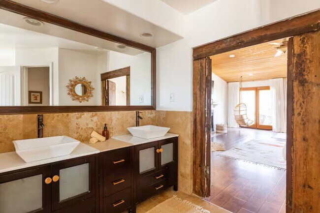 Building Photo - Luxe 3-Bedroom, 3-Bath Beach Home in Encinitas – w Furnished Option! Showing Today!