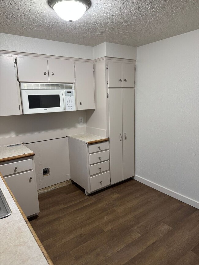 Building Photo - Freshly Updated 3-Bedroom, 2-Bath Home in Reedsport