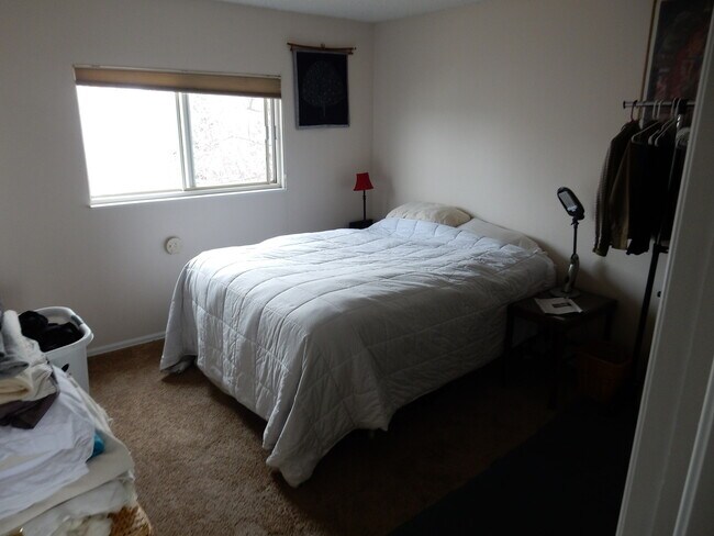 Building Photo - Beautiful Split Level Home in Waneka Lake ...