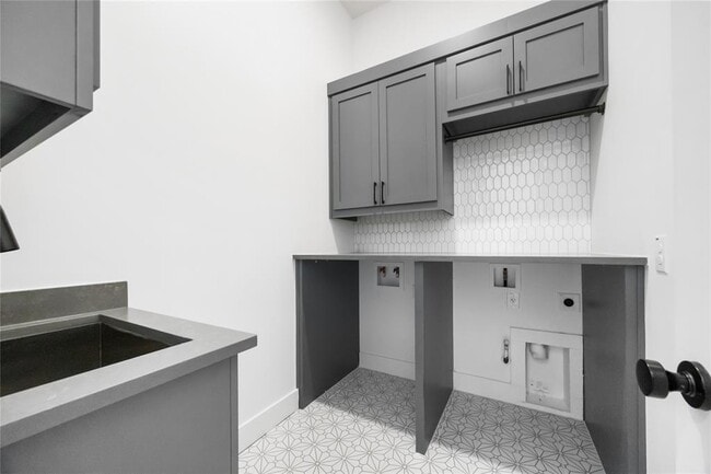 Building Photo - 2905 Westhill Dr