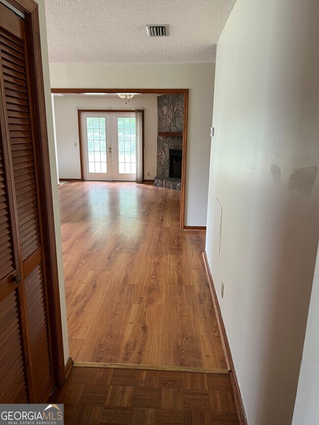 Building Photo - 511 Moeckel Ln