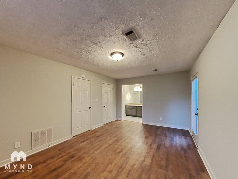 Building Photo - 588 Henderson Rd