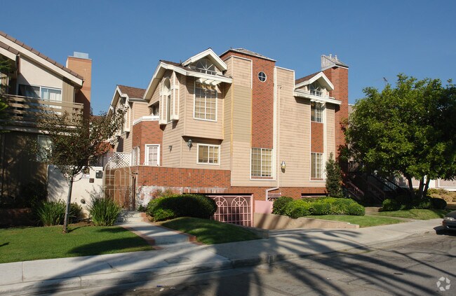 Primary Photo - 425 Palm Dr