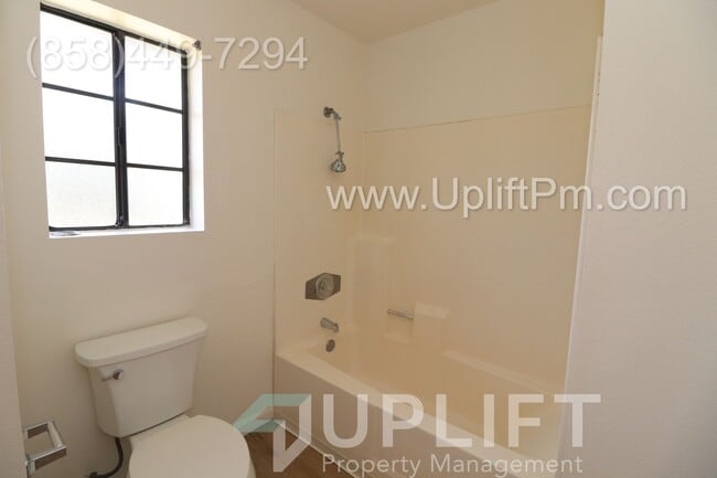 Building Photo - 2 Bed, 2 Bath w/ garage & fireplace