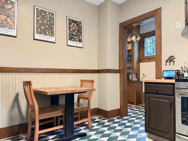 Building Photo - 410 Wellington Ave