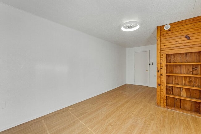 Building Photo - Lakeside Charm: Cozy 2-Bedroom Duplex in Rogers!