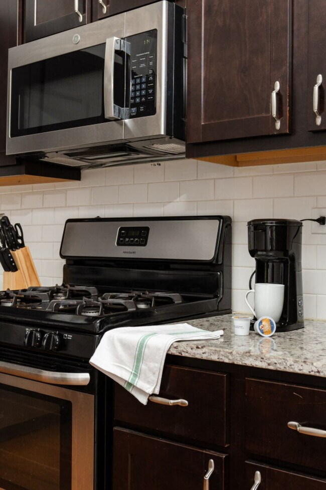 Building Photo - 910N N Damen Ave