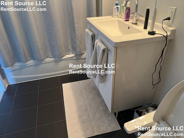 Building Photo - 2 Earhart St