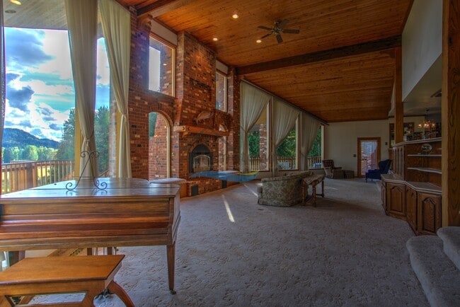 Building Photo - Custom Country Home With Spectacular Views...