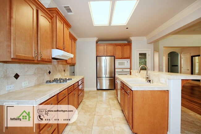 Building Photo - 2052 Hedgerow Ave