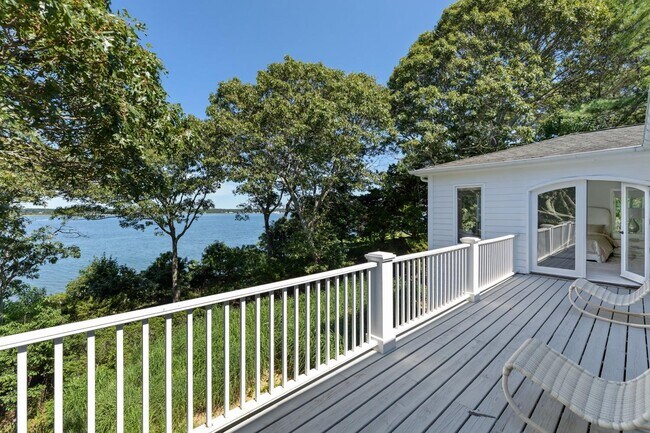 Building Photo - 26 3 Mile Harbor Dr