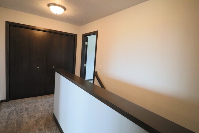 Building Photo - Amazing 4 Bedroom 3.5 Bathroom Townhome in Sioux Falls