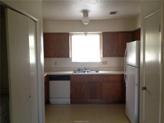 Building Photo - 906 Spring Loop