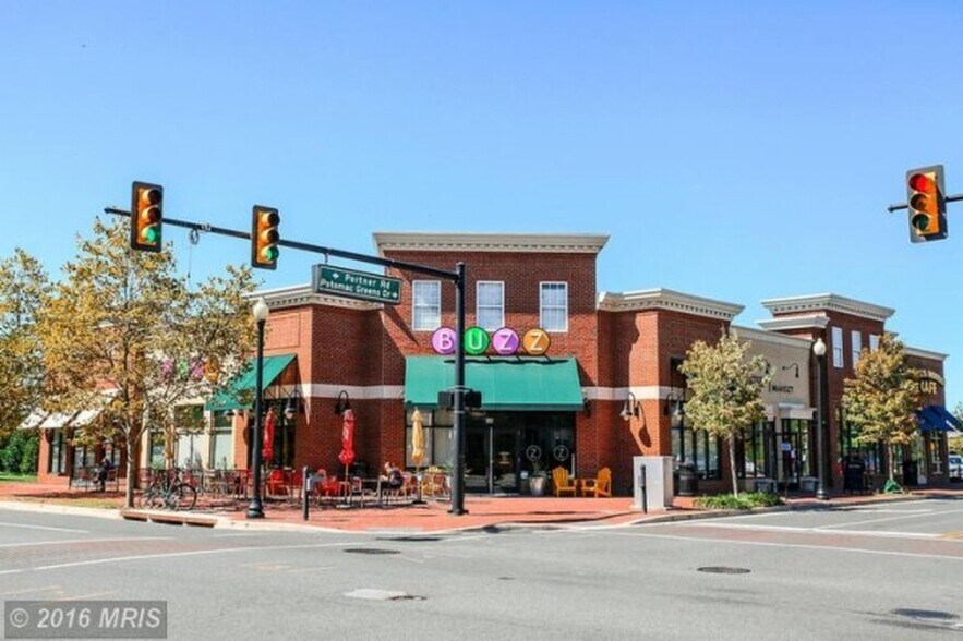 Building Photo - 1706 W Abingdon Dr